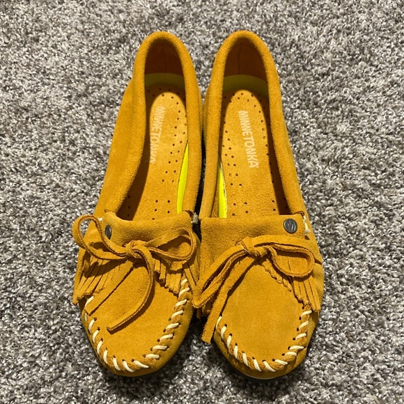 Minnetonka Women's Yellow Moccasins - Picture 4 of 12